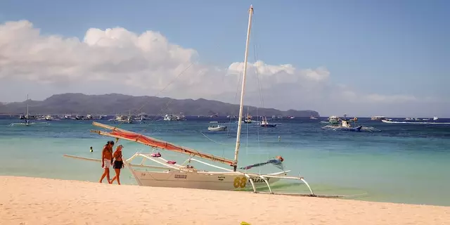 Why is the tourism industry in the Philippines weak?